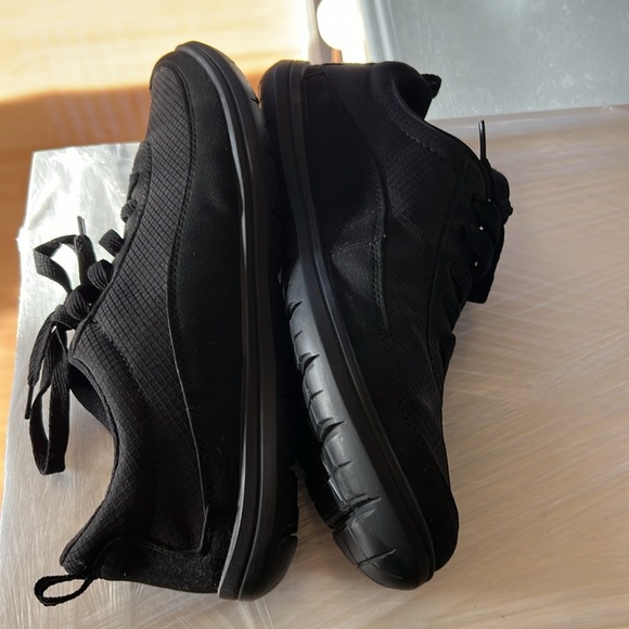 Comfort view solid black tennis shoe - Picture 2 of 5